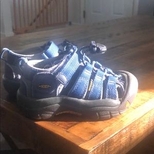 TODDLER SIZE US 8  AWESOME SUMMER SANDAL :)